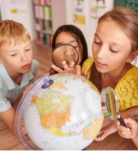 criancinhas no globo Curso de inglês para crianças de 7 a 9 anos.