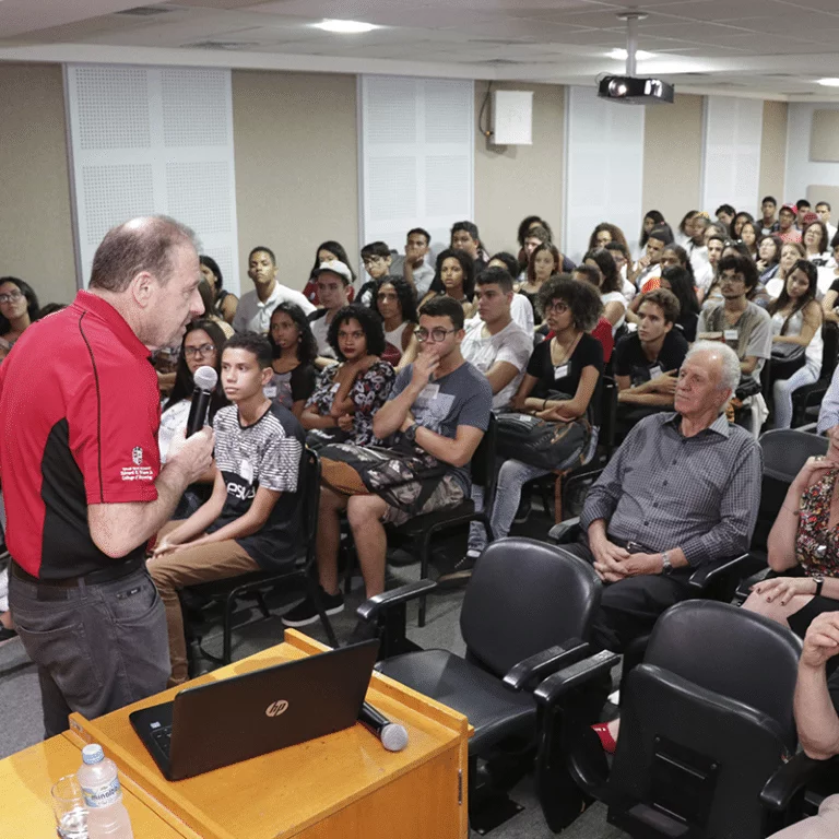 Curso de inglês do Ibeu recebe o ex-astronauta Albert Sacco Jr.