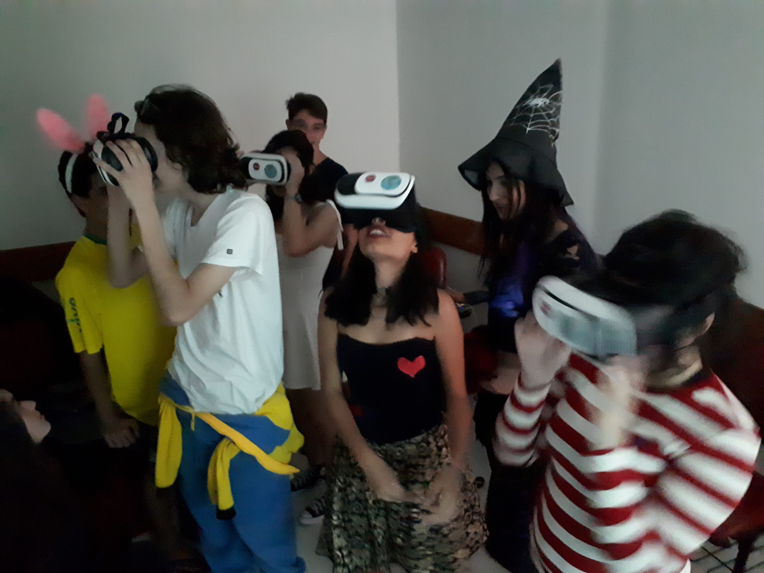 Alunos do professor Hugo Dart exploram ambientes de realidade virtual em sala