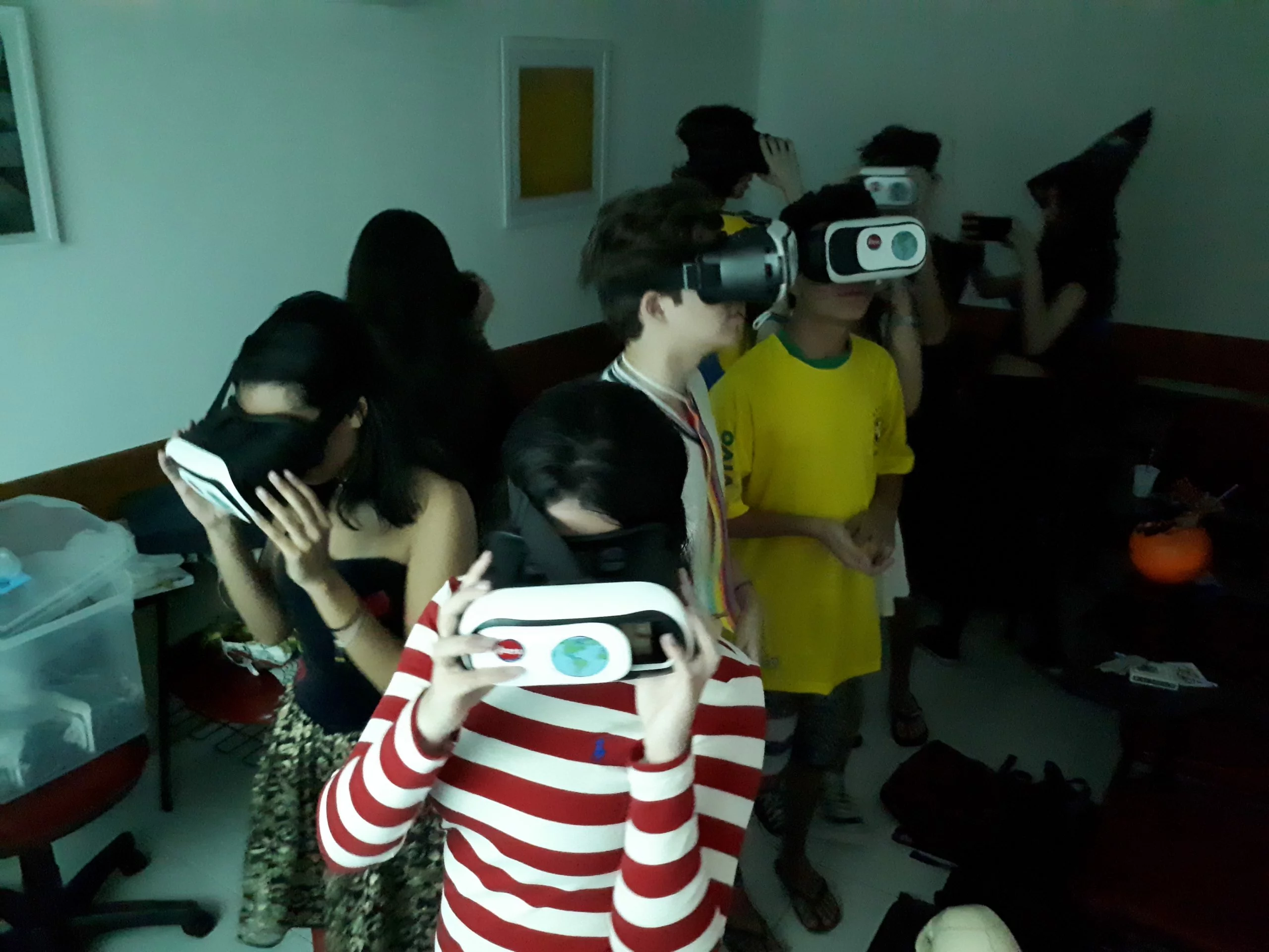 20181031 150339 scaled Alunos do professor Hugo Dart exploram ambientes de realidade virtual em sala